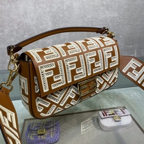 Сумка FENDI Iconic Baguette среднего размера Кожа коричневого цве