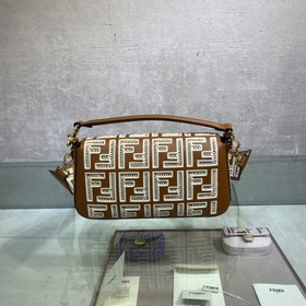 Сумка FENDI Iconic Baguette среднего размера Кожа коричневого цве