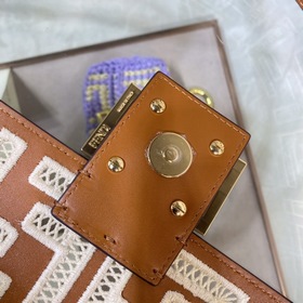 Сумка FENDI Iconic Baguette среднего размера Кожа коричневого цве