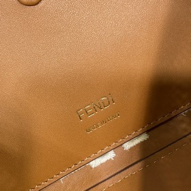 Сумка FENDI Iconic Baguette среднего размера Кожа коричневого цве