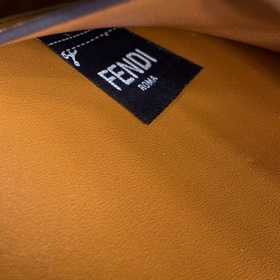 Сумка FENDI Iconic Baguette среднего размера Кожа коричневого цве