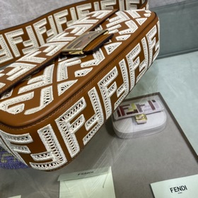 Сумка FENDI Iconic Baguette среднего размера Кожа коричневого цве
