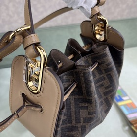 FENDI POMODORIN0 Коричневая мини-сумочка Модель S509 Изготовлена 