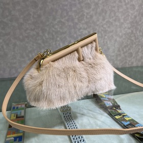 FENDI First маленькая сумка Сумка через плечо Изготовлена из меха