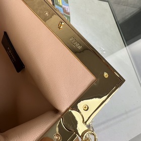FENDI First маленькая сумка Сумка через плечо Изготовлена из меха