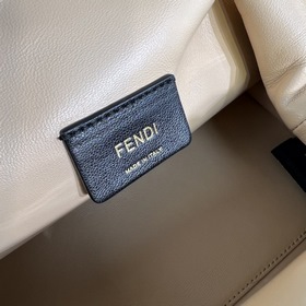 FENDI First маленькая сумка Сумка через плечо Изготовлена из меха
