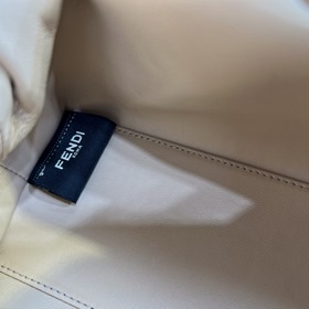 FENDI First маленькая сумка Сумка через плечо Изготовлена из меха