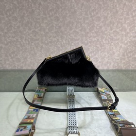 FENDI First маленькая сумка Сумка через плечо Изготовлена из меха