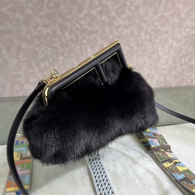 FENDI First маленькая сумка Сумка через плечо Изготовлена из меха