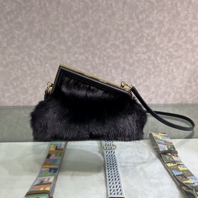 FENDI First маленькая сумка Сумка через плечо Изготовлена из меха