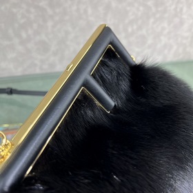 FENDI First маленькая сумка Сумка через плечо Изготовлена из меха