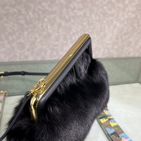 FENDI First маленькая сумка Сумка через плечо Изготовлена из меха