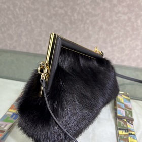 FENDI First маленькая сумка Сумка через плечо Изготовлена из меха