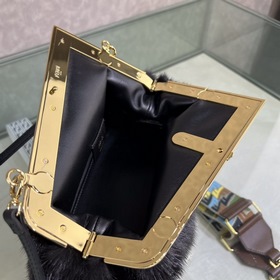 FENDI First маленькая сумка Сумка через плечо Изготовлена из меха