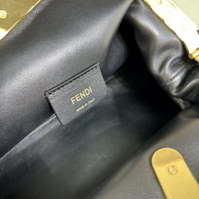 FENDI First маленькая сумка Сумка через плечо Изготовлена из меха
