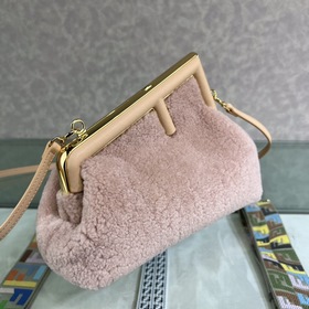 FENDI First маленькая сумка Сумка через плечо Изготовлена из меха