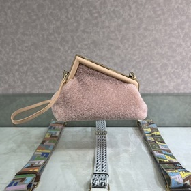 FENDI First маленькая сумка Сумка через плечо Изготовлена из меха