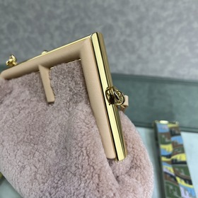 FENDI First маленькая сумка Сумка через плечо Изготовлена из меха