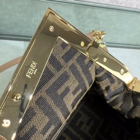 FENDI First маленькая сумка Сумка через плечо Изготовлена из меха