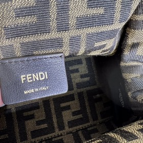 FENDI First маленькая сумка Сумка через плечо Изготовлена из меха