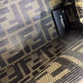 FENDI First маленькая сумка Сумка через плечо Изготовлена из меха