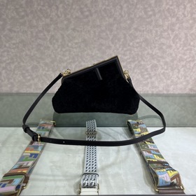 FENDI First маленькая сумка Сумка через плечо Изготовлена из мягк