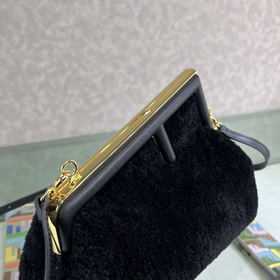 FENDI First маленькая сумка Сумка через плечо Изготовлена из мягк