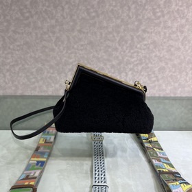 FENDI First маленькая сумка Сумка через плечо Изготовлена из мягк