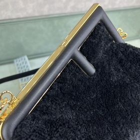 FENDI First маленькая сумка Сумка через плечо Изготовлена из мягк