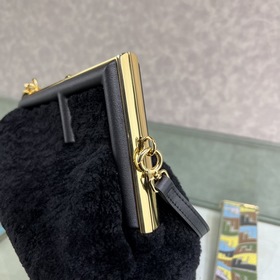 FENDI First маленькая сумка Сумка через плечо Изготовлена из мягк
