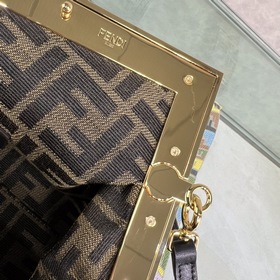 FENDI First маленькая сумка Сумка через плечо Изготовлена из мягк