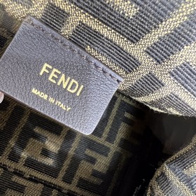 FENDI First маленькая сумка Сумка через плечо Изготовлена из мягк