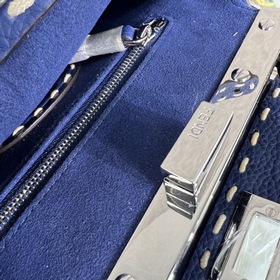 FENDI Peekaboo синяя сумка маленького размера Изготовлена из кож