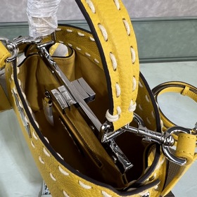 FENDI Peekaboo желтая сумка маленького размера Изготовлена из ко