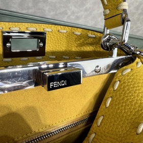 FENDI Peekaboo желтая сумка маленького размера Изготовлена из ко