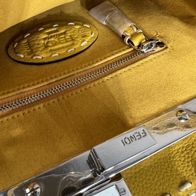 FENDI Peekaboo желтая сумка маленького размера Изготовлена из ко