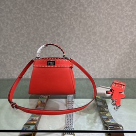 FENDI Peekaboo красная сумка-клатч Изготовлена из кожи с зернист