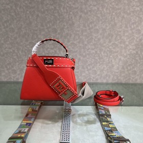 FENDI Peekaboo красная сумка-клатч Изготовлена из кожи с зернист