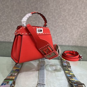FENDI Peekaboo красная сумка-клатч Изготовлена из кожи с зернист