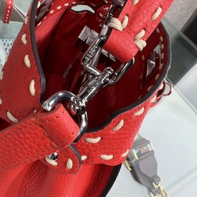 FENDI Peekaboo красная сумка-клатч Изготовлена из кожи с зернист