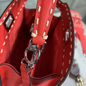 FENDI Peekaboo красная сумка-клатч Изготовлена из кожи с зернист