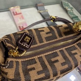 FENDI Б/У сумка Очень популярная сумка-ланчбокс С двойным логоти