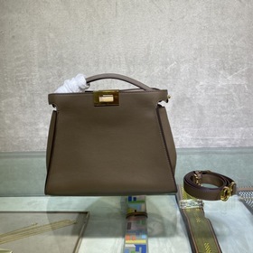 Сумка FENDI PEEKABOO ESSENTIALLY среднего размера Коричневый Мате