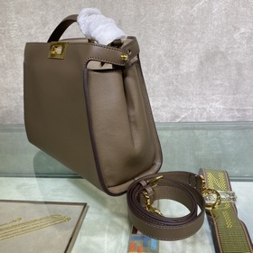 Сумка FENDI PEEKABOO ESSENTIALLY среднего размера Коричневый Мате