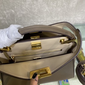 Сумка FENDI PEEKABOO ESSENTIALLY среднего размера Коричневый Мате