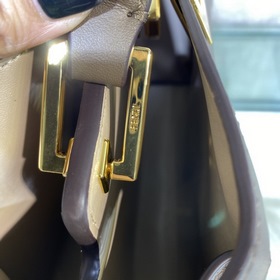 Сумка FENDI PEEKABOO ESSENTIALLY среднего размера Коричневый Мате