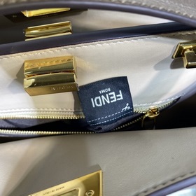 Сумка FENDI PEEKABOO ESSENTIALLY среднего размера Коричневый Мате