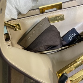 Сумка FENDI PEEKABOO ESSENTIALLY среднего размера Коричневый Мате