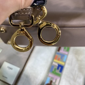 Сумка FENDI PEEKABOO ESSENTIALLY среднего размера Коричневый Мате