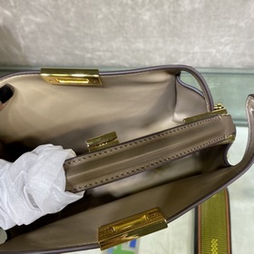 Сумка FENDI PEEKABOO ESSENTIALLY среднего размера Коричневый Мате